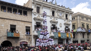 El concurso de castells que casi termina en tragedia ante el ministro Urtasun