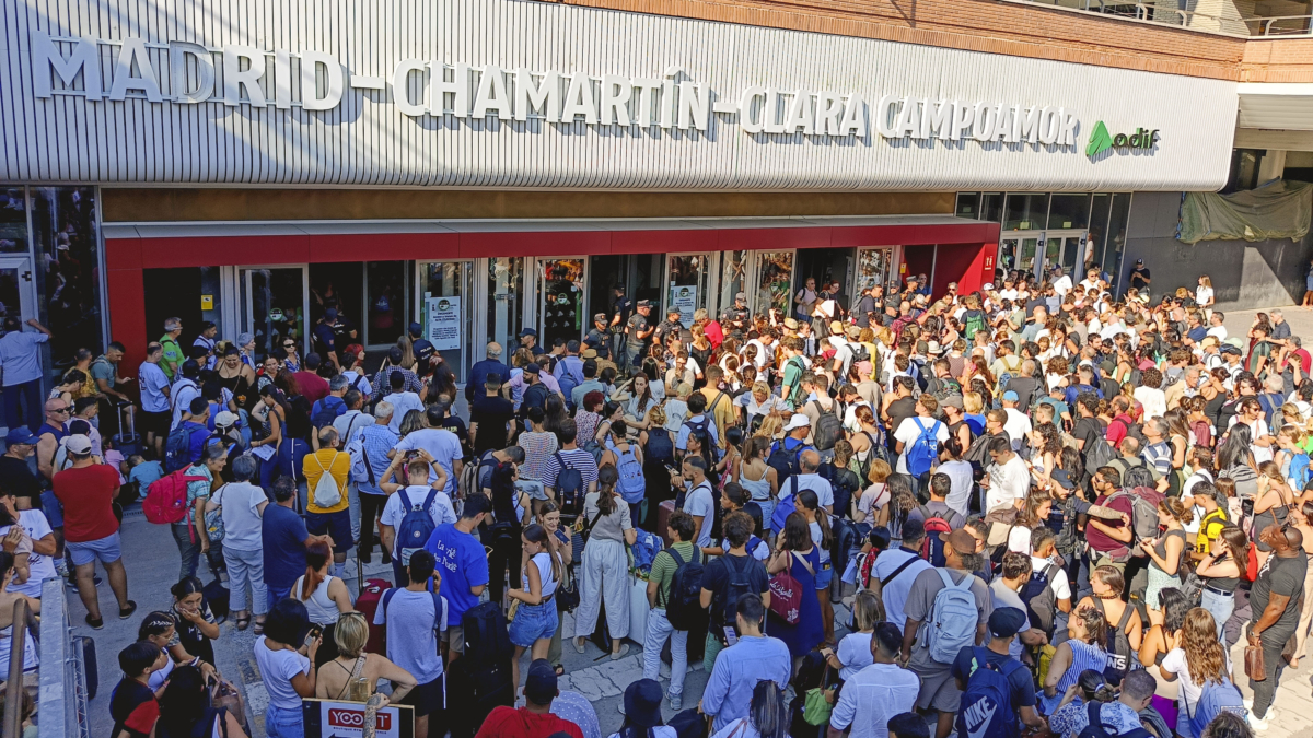 Numerosas personas se aglomeran junto a la entrada de la estación de Chamarín, en Madrid, este lunes. Una incidencia en un tren registrada en la tarde de este lunes ha provocado la interrupción durante dos horas y veinte minutos del servicio ferroviario de alta velocidad entre Madrid y Levante y ha sembrado el caos en dicha estación.