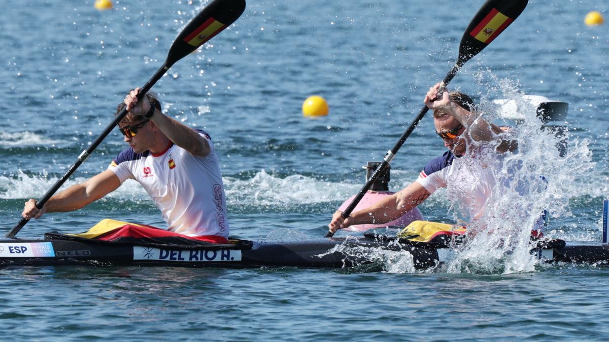 Los piragüistas españoles Adrian Del Rio (I) y Marcus Cooper en el K2 500 de los JJOO de París