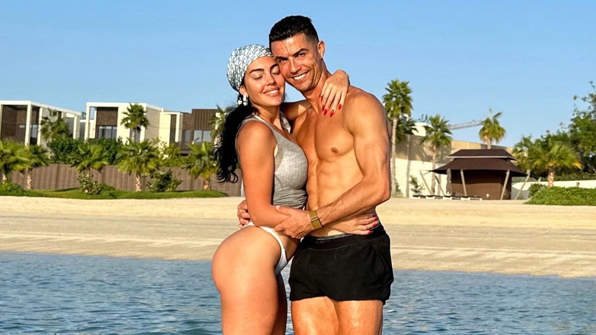 Cristiano Ronaldo y Georgina Rodríguez, en una foto de su verano en la que aparecen muy unidos.