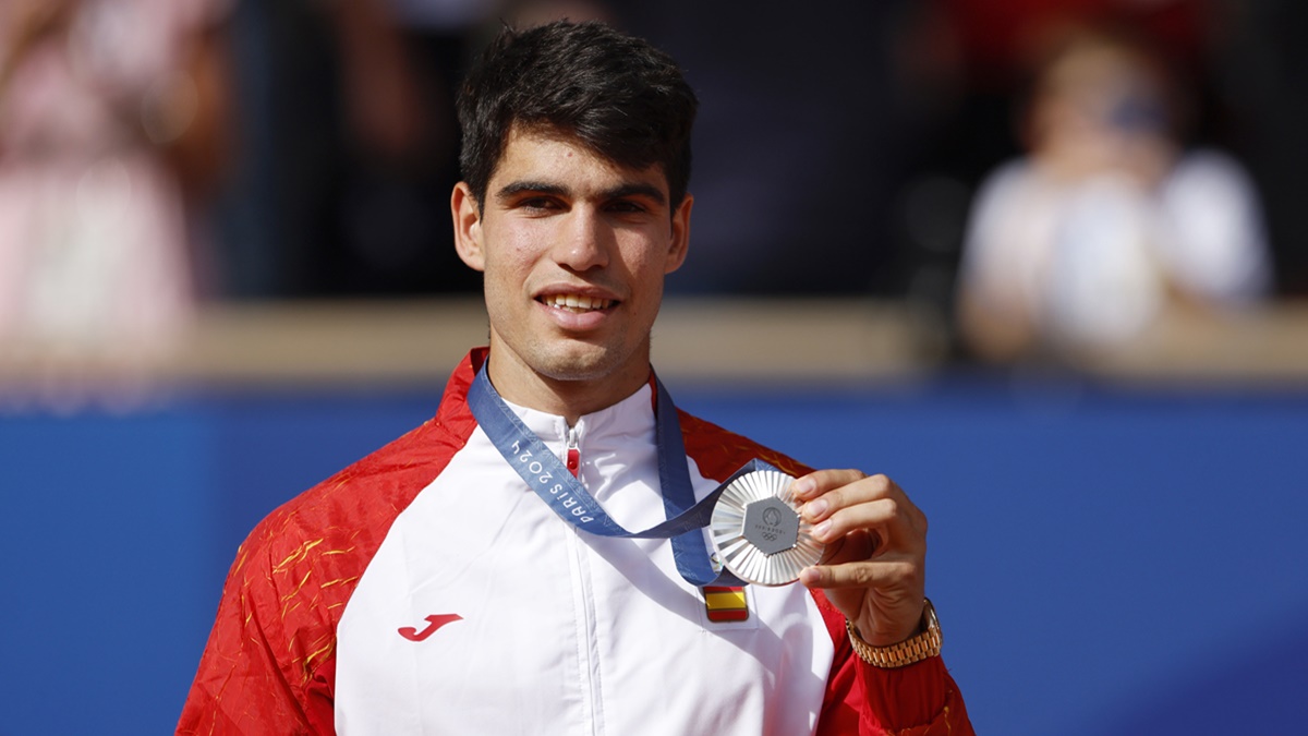 ¿Cuántas medallas ha ganado España en los Juegos Olímpicos de París 2024?: Así está su medallero. En la imagen, Carlos Alcaraz, con la plata de tenis masculino /EFE