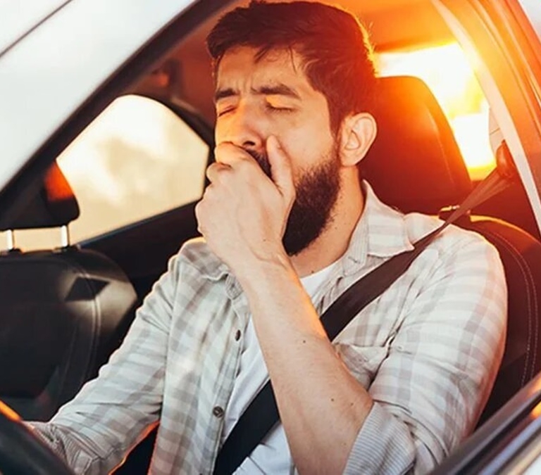 Causas de la fatiga al volante, según la DGT, y cómo prevenirla