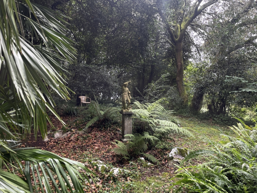 La estatua de Diana Cazadora en el jardín de la casa de Gustavo Bueno en Niembro, Asturias.