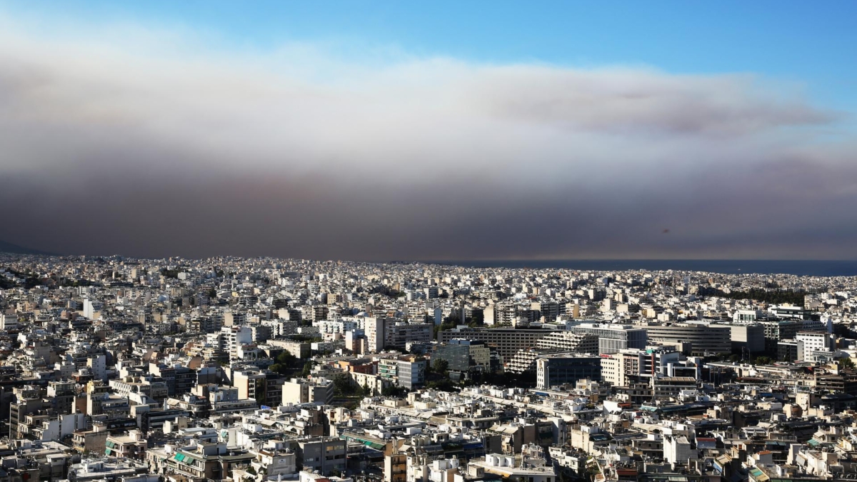 Un gran incendio a las puertas de Atenas obliga a evacuar a decenas de miles de personas