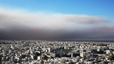 Un gran incendio a las puertas de Atenas obliga a evacuar a decenas de miles de personas