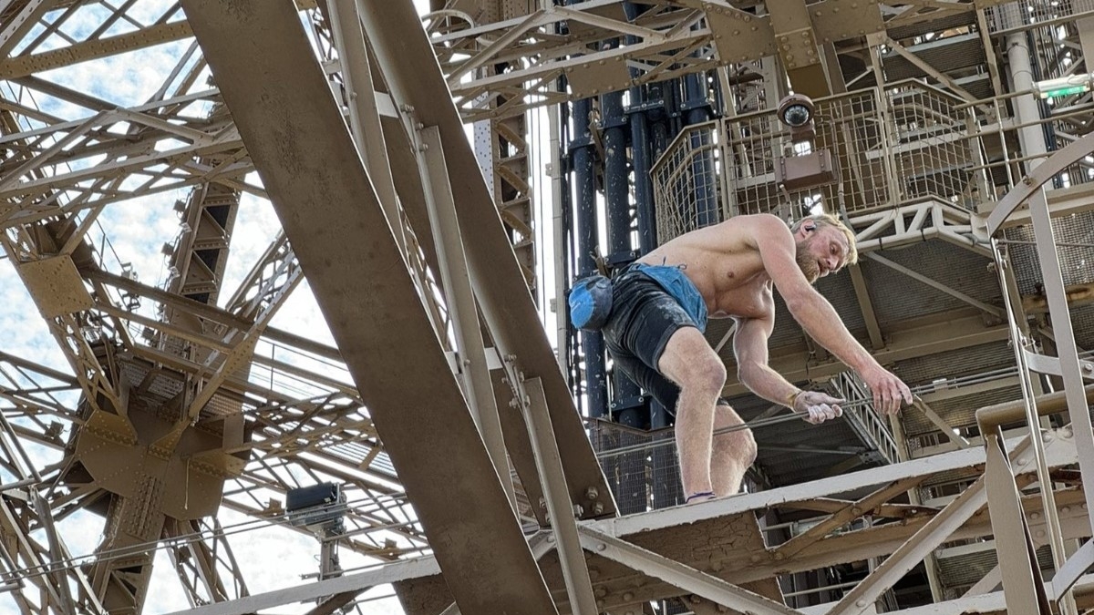 Un escalador provoca la evacuación de la Torre Eiffel