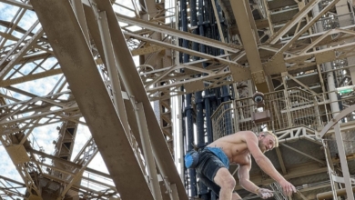 Un escalador provoca la evacuación de la Torre Eiffel a horas de la clausura de los Juegos