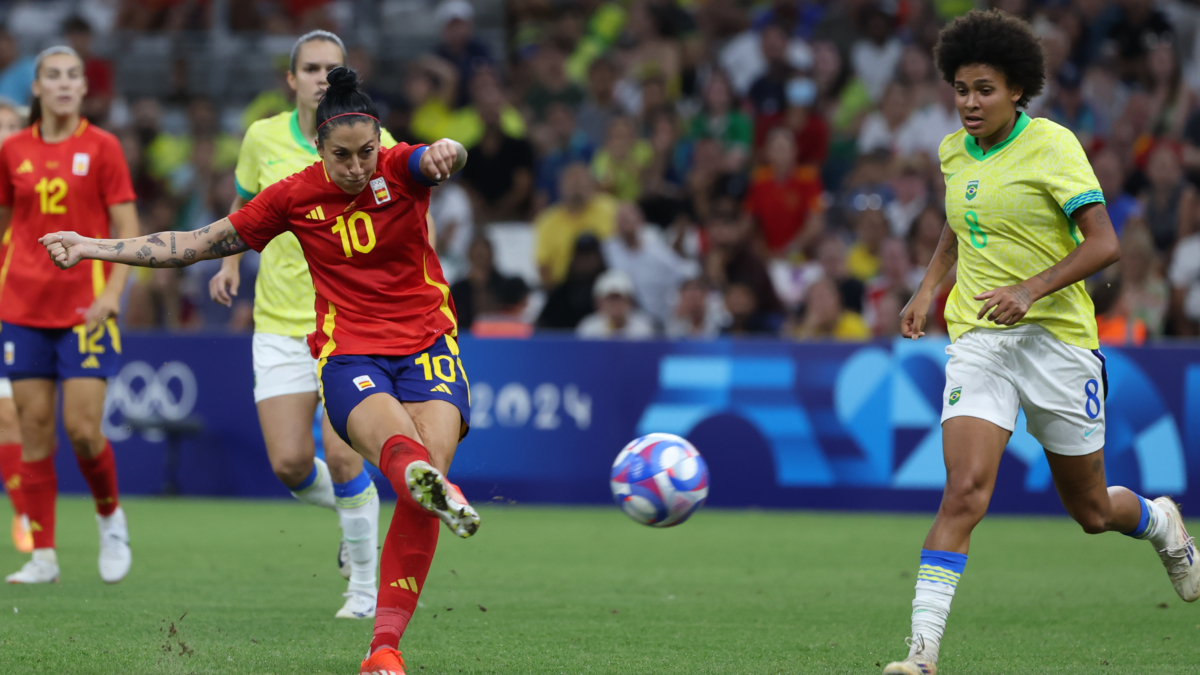 Jenni Hermoso chuta en el partido España-Brasil