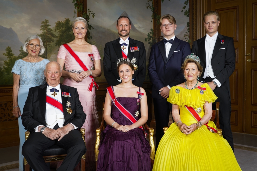 La Familia Real noruega, con Marius Borg en la esquina superior derecha, durante las celebraciones del 18 cumpleaños de Ingrid, la segunda en la línea de sucesión tras el príncipe heredero Haakon.