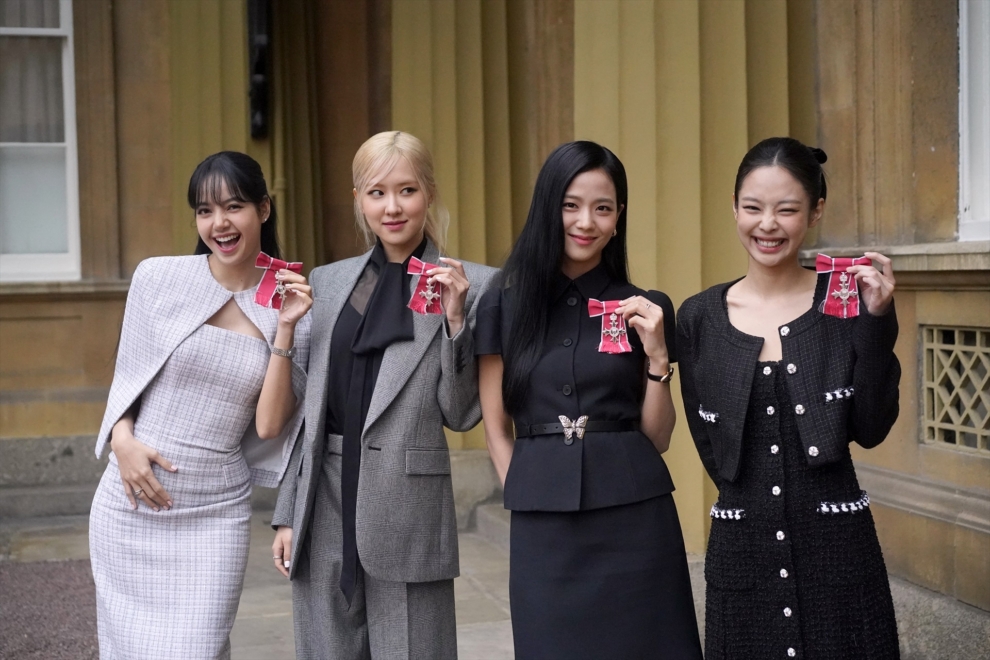 Lisa, Rosé, Jisso y Jennie tras recibir la insignia como miembros de la Orden del Imperio Británico en Londres por su papel en el COP26 de Glasgow.