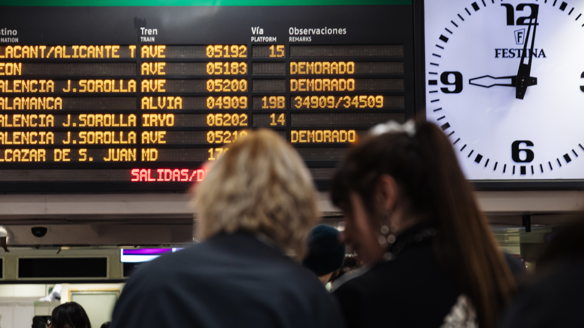 Vista de una pantalla informativa con muchos viajes 'demorados', en la estación de Madrid-Chamartín-Clara Campoamor.