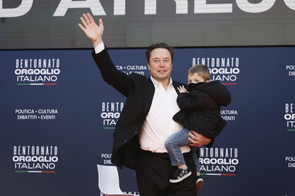 Elon Musk con su hijo X Æ A-Xii, fruto de su relación con Grimes.