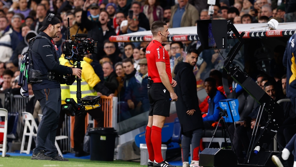 Isidro Diaz de Mera, durante un partido de LaLiga chequeando el VAR. EuropaPress