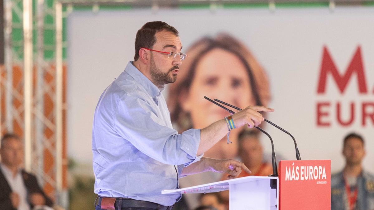 El secretario general de la Federación Socialista Asturiana y presidente del Principado de Asturias, Adrián Barbón, participa en un acto de campaña, en el Pabellón de las Naciones de la Feria Internacional de Muestras de Asturias FIDMA, a 3 de junio de 2024, en Gijón, Asturias (España). Sánchez se ha desplazado a Gijón como parte de los actos de campaña del PSOE de cara a las próximas elecciones del 9 de junio. Imanol Rimada / Europa Press (Foto de ARCHIVO) 03/6/2024