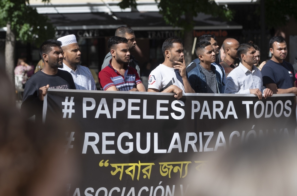 Decenas de personas durante una concentración por el Día Internacional de las Personas Refugiadas em junio de 2024, en Madrid,