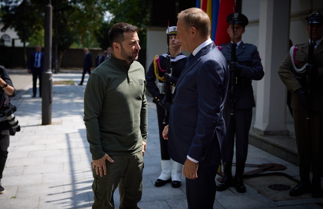 El primer ministro polaco, Donald Tusk, d, y el presidente de Ucrania, Volodimir Zelenski, en Varsovia.