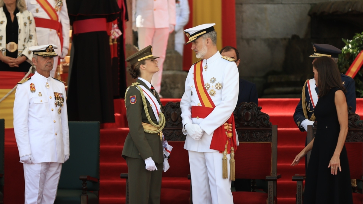 La princesa Leonor y su padre, Felipe VI, en un momento de complicidad durante la entrega de los Reales Despachos en Marín en julio.