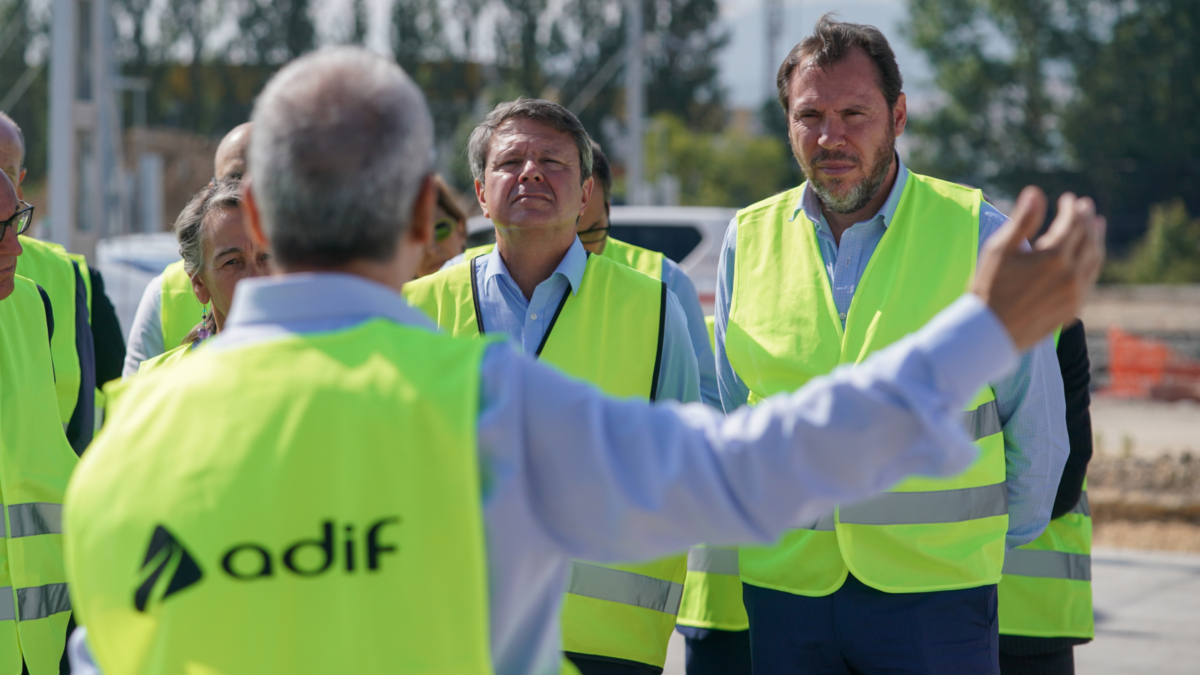 El secretario de Estado de Transportes y Movilidad Sostenible, José Antonio Santano (2d), y el ministro de Transportes y Movilidad Sostenible, Óscar Puente, escuchan a un trabajador de Adif.