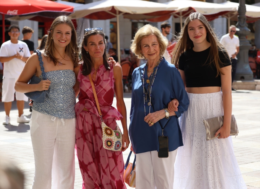 La reina Letizia, la reina Sofía, la princesa Leonor y la infanta Sofía pasean por la plaza mayor en Palma de Mallorca.