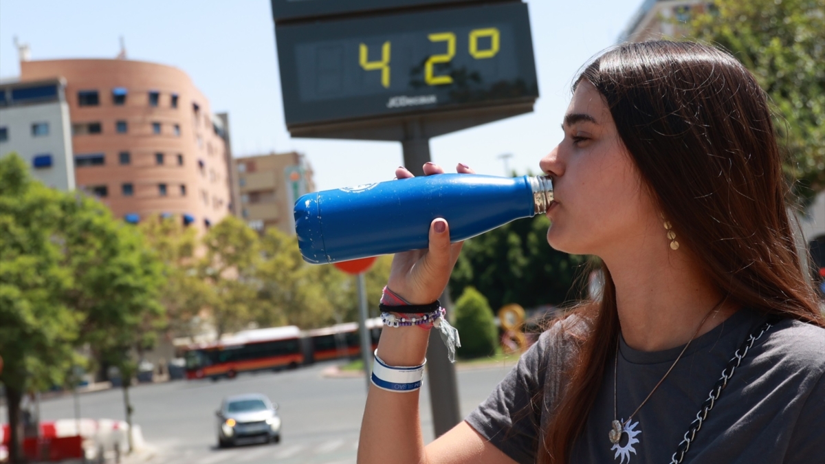 Una joven bebe agua para soportar las altas temperaturas