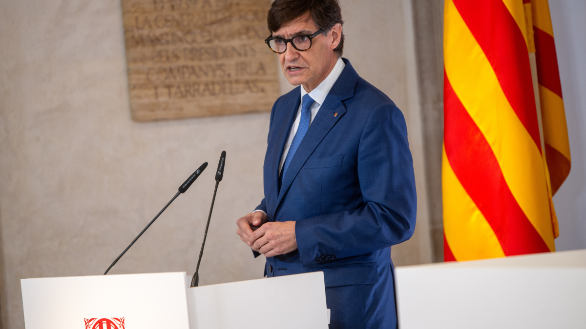 El presidente de la Generalitat de Catalunya, Salvador Illa, interviene durante el acto de toma de posesión del Govern catalán