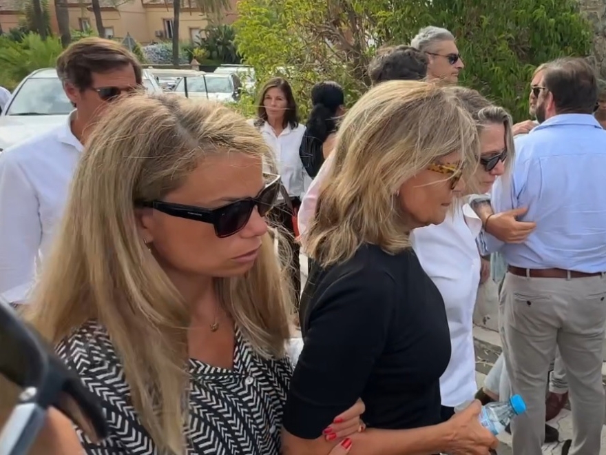 Carla Goyanes, Cari Lapique y su hermana Miriam a su llegada a la misa funeral en memoria de Caritina Goyanes.