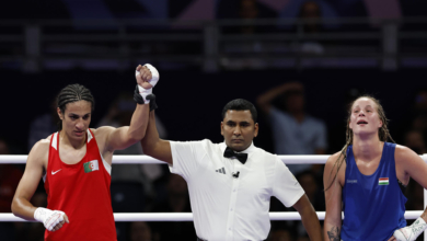 La boxeadora argelina Iman Khelif rompe a llorar tras asegurarse la medalla olímpica