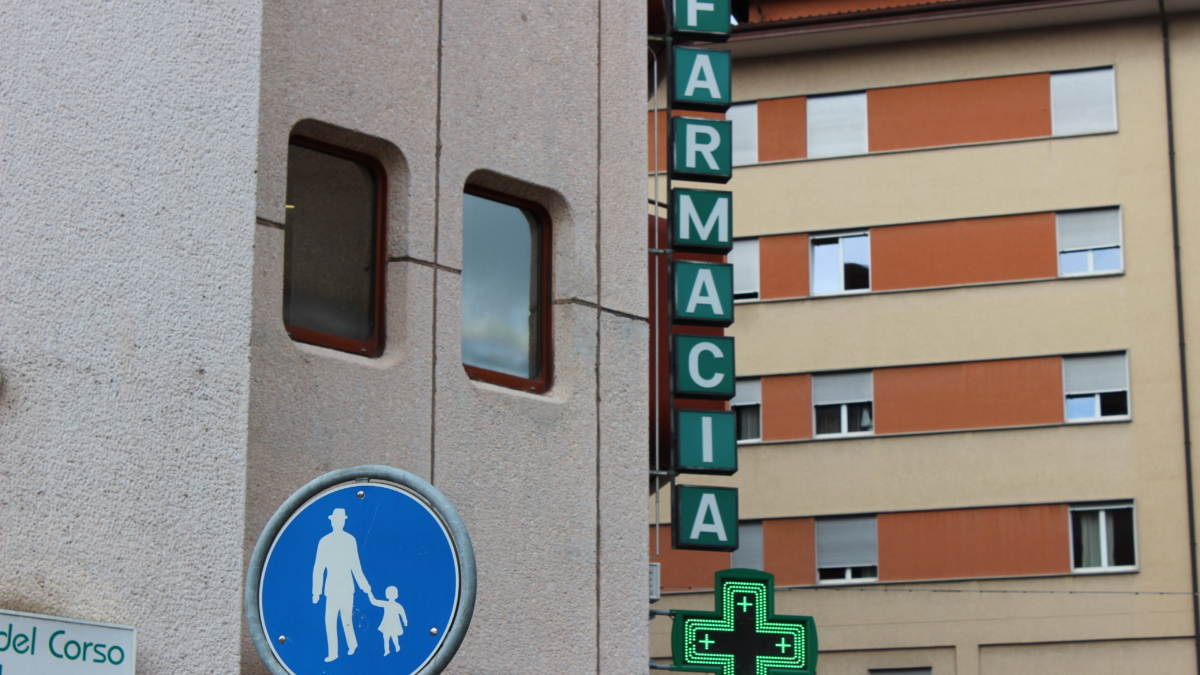 Detienen al regente de una farmacia en Valencia por vender 'popper' en el establecimiento