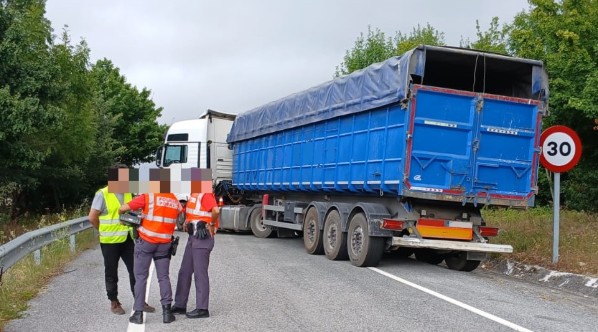 Un conductor deja su camión en mitad de la carretera, septuplica la tasa de alcohol e invita a la policía a cerveza