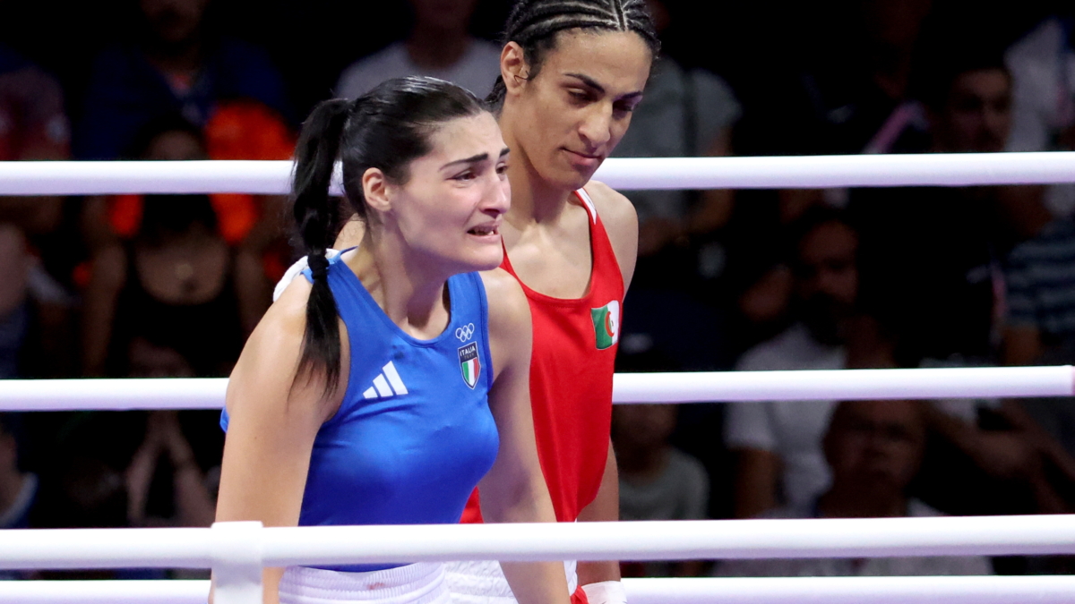 Angela Carini (Azul) se retira entre lágrimas del combate con la argelina Imane Khelif (rojo)