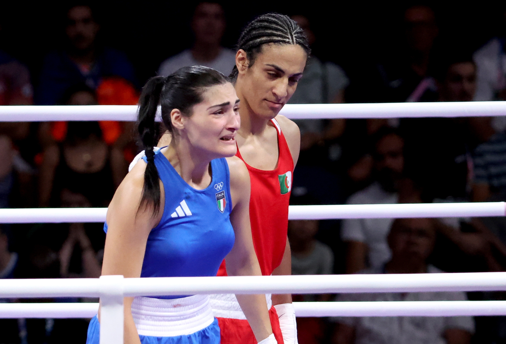 Angela Carini (Azul) se retira entre lágrimas del combate con la argelina Imane Khelif (rojo)