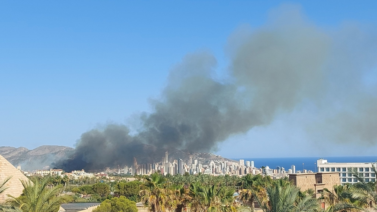 Vista del incendio en Benidorm desde Terra Mitica