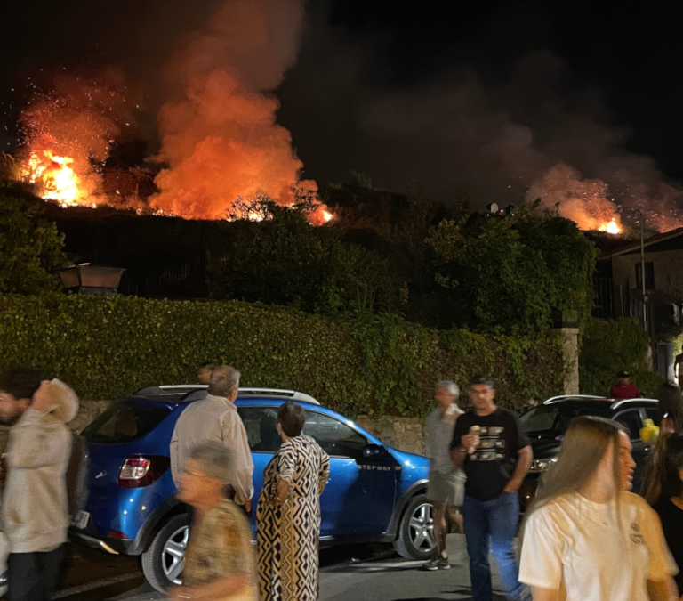 Los fuegos de San Roque acaban en incendio en la localidad asturiana de Llanes