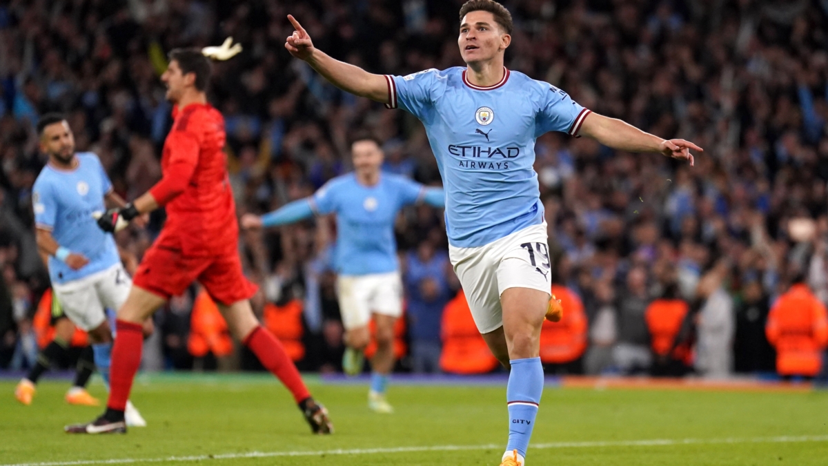 Julian Alvarez, de Manchester City, celebra marcar el cuarto gol de su equipo durante el partido de fútbol de segunda vuelta semifinal de la Liga de Campeones