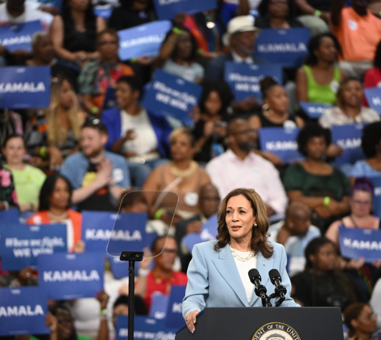 Kamala captura la bandera de la libertad