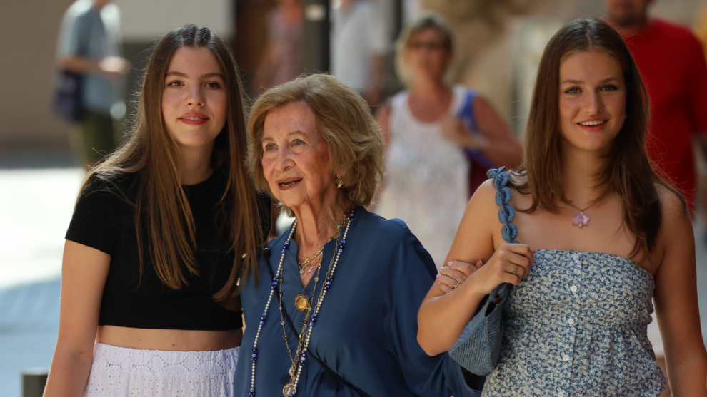 La princesa Leonor junto a su abuela y su hermana, en Mallorca.