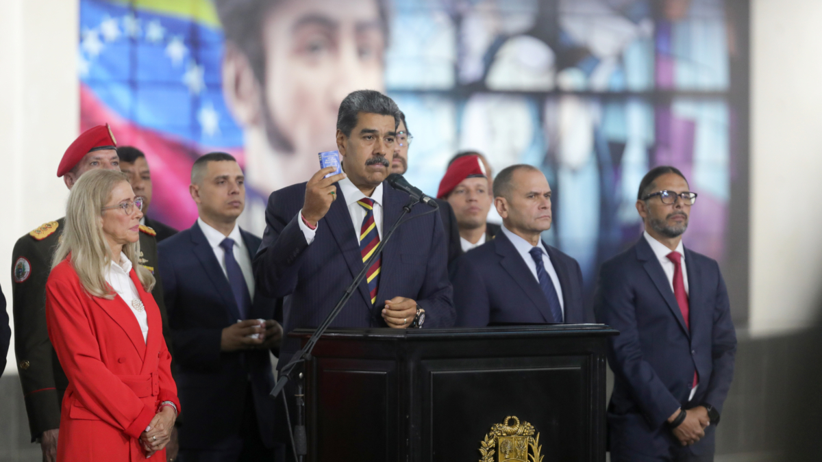 Nicolás Maduro, en el centro, en el Tribunal Supremo de Justicia.