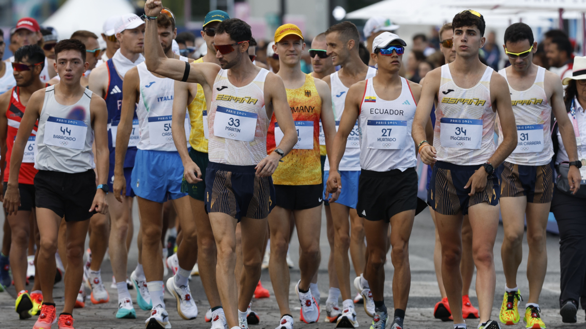 Los atletas Álvaro Martín (33), Paul McGrath (34) y Diego García (31) a su llegada a la prueba de los 20km marcha masculinos de los Juegos Olímpicos de París 2024