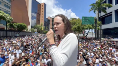 María Corina Machado desafía en la calle a Maduro