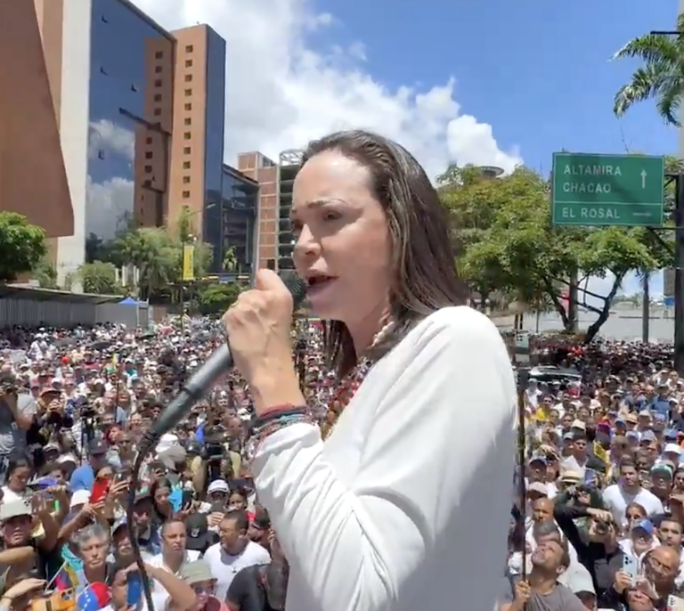 María Corina Machado desafía en la calle a Maduro