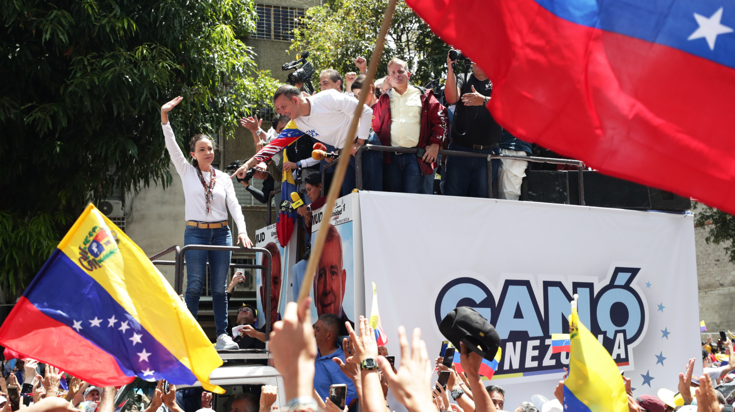 María Corina Machado saluda a sus seguidores en la concentración, este sábado, en Caracas.