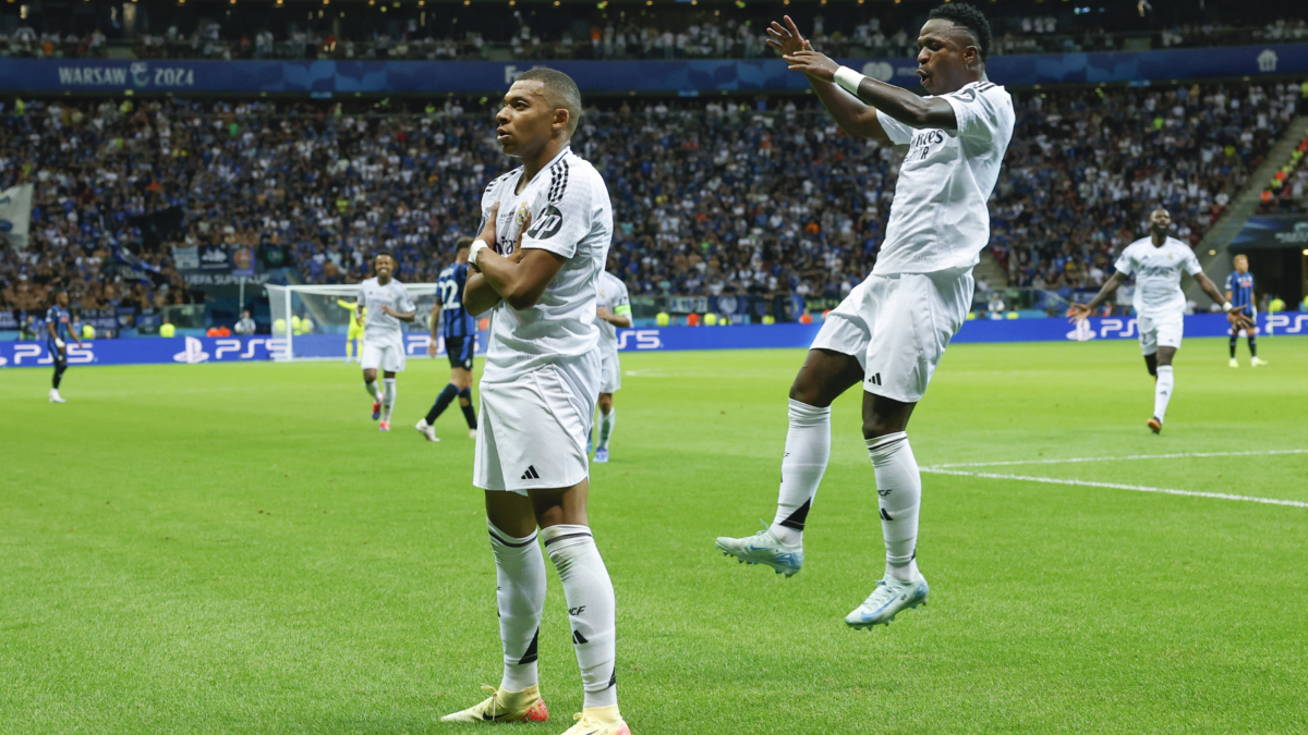 El delantero francés del Real Madrid Kylian Mbappé (i) celebra su gol durante la disputa de la Supercopa de Europa de fútbol