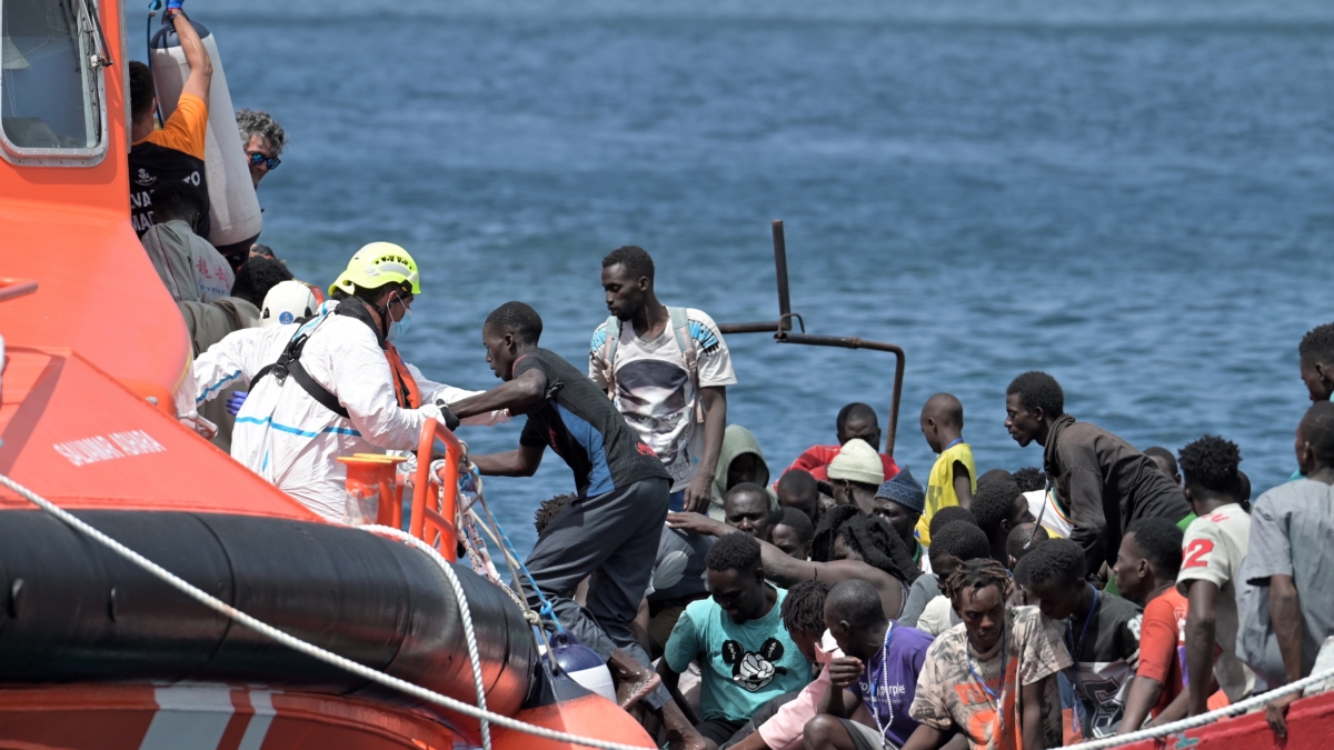 Salvamento Marítimo ha acompañado hasta el puerto de La Restinga un cayuco con 121 personas