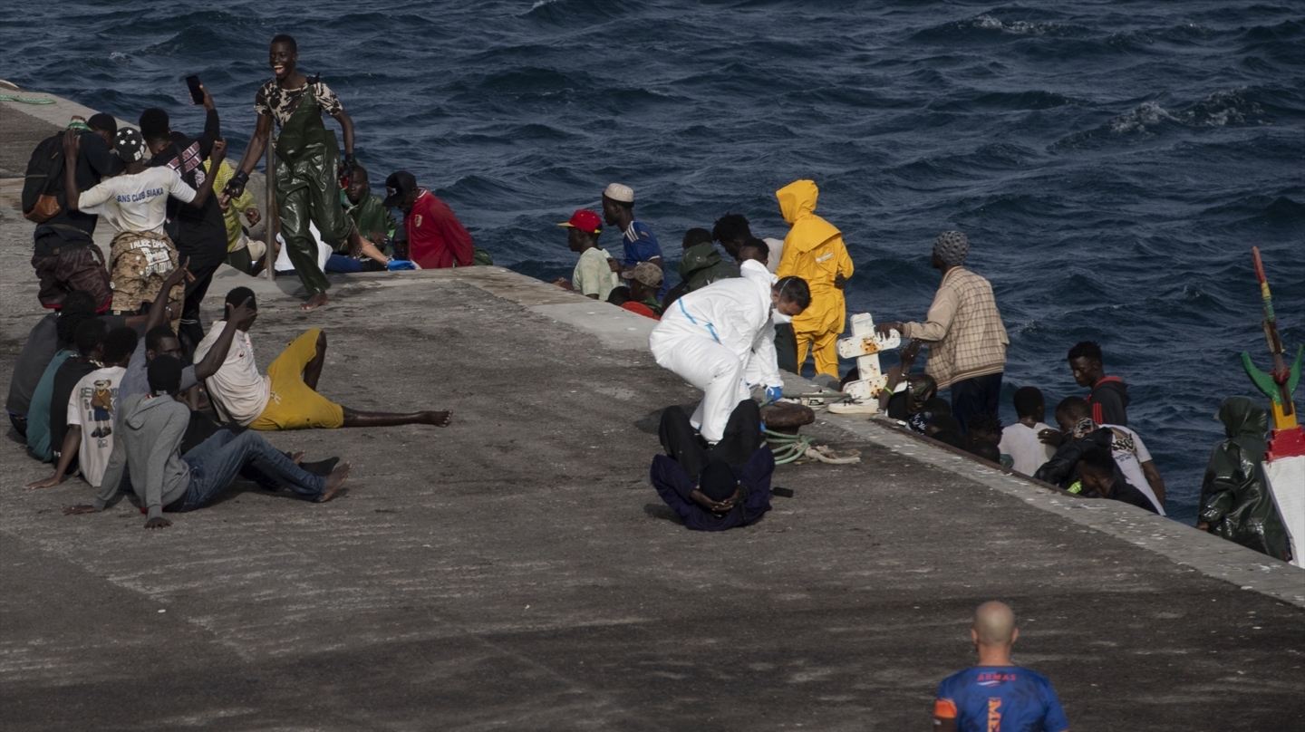 Migrantes desembarcan de un cayuco a su llegada al puerto de La Restinga, este lunes, en El Hierro, Canarias