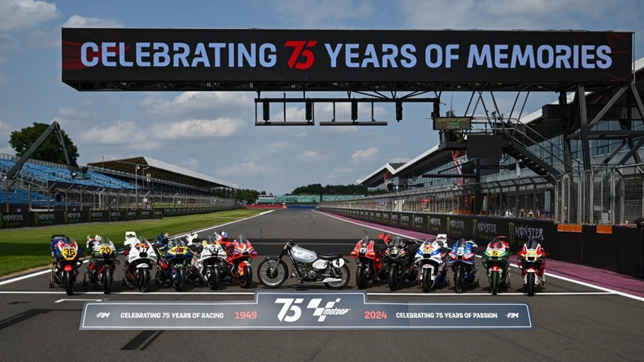 Las MotoGP se visten con decoraciones retro en Silverstone /MotoGP