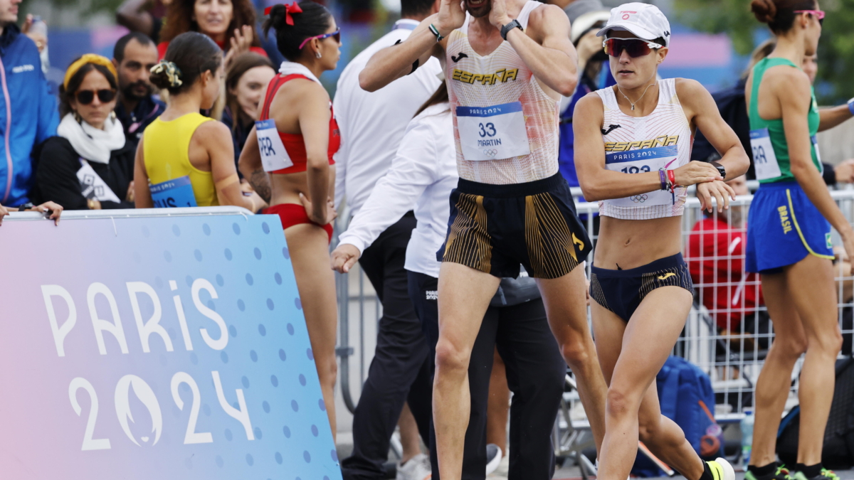 Álvaro Martín (C) da el relevo a María Pérez (D) en la maratón de marcha mixta que les corona con el oro olímpico