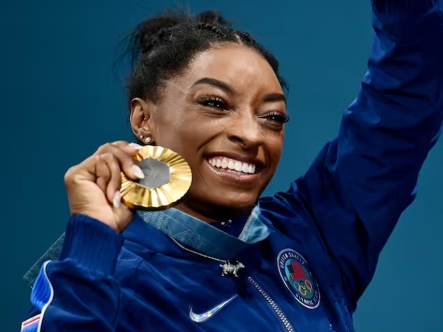 La estadounidense Simone Biles con su medalla de oro en gimnasia artística en los Juegos Olímpicos de París 2024