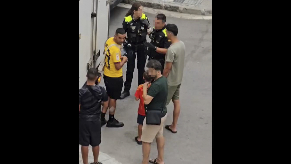 Captura del vídeo grabado por un vecino de la zona en el que se ve una intervención de la Policía Local de Mataró tras un altercado entre varios hombres y Mounir Nasraoui