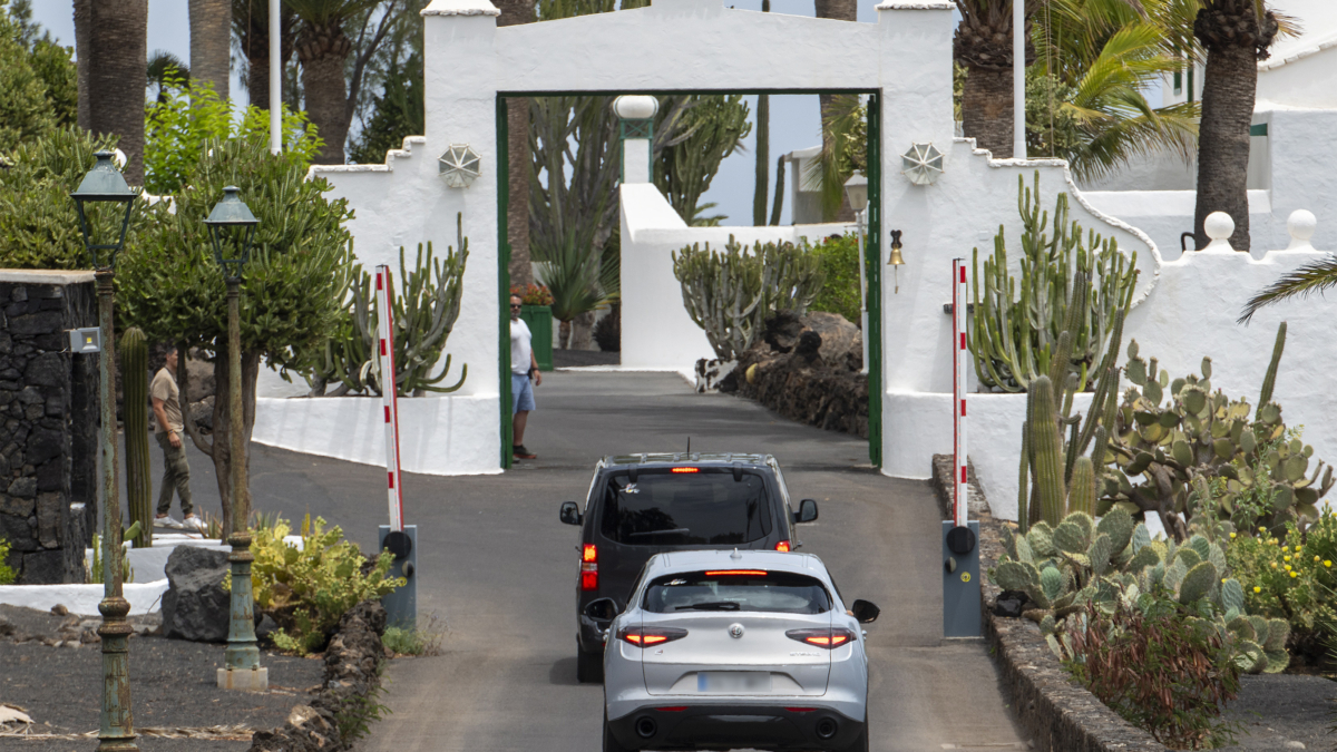 El presidente del Gobierno de España, Pedro Sánchez, ha llegado este lunes a Lanzarote para pasar sus vacaciones familiares en la residencia de La Mareta.