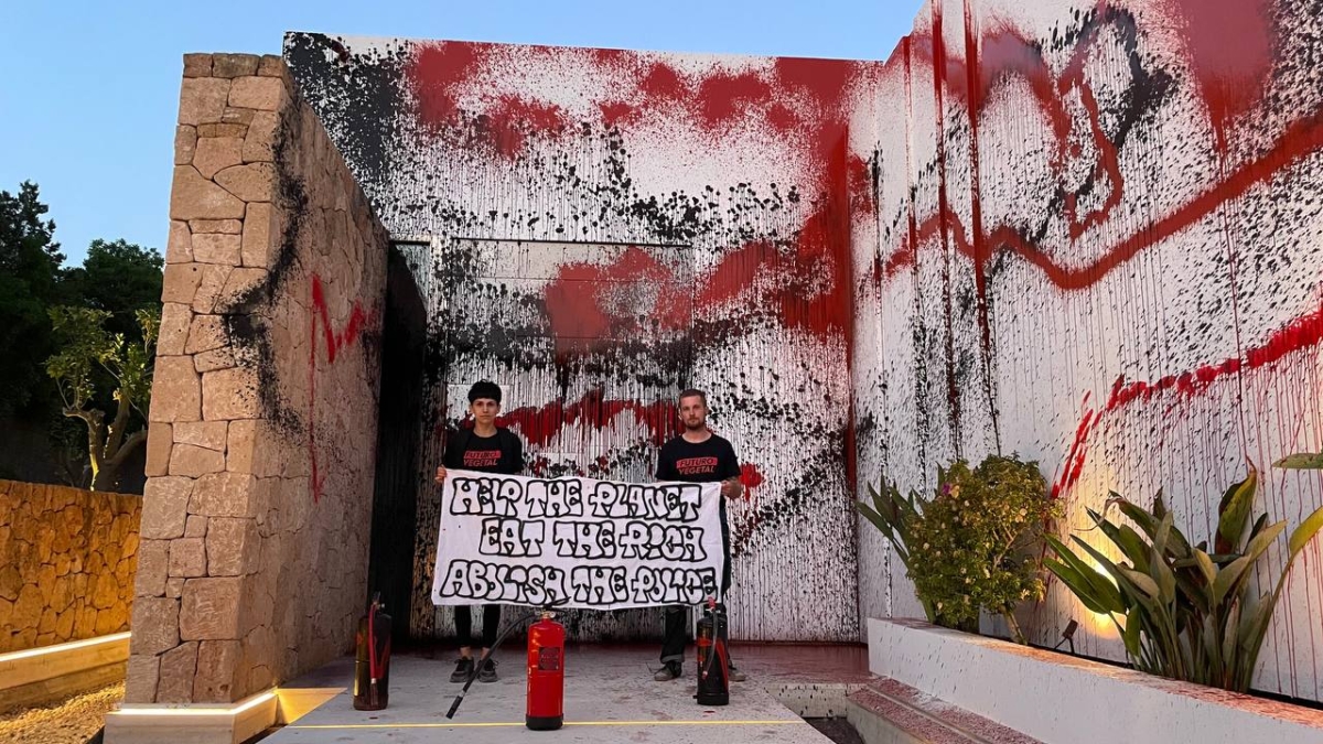 Futuro Vegetal asalta la mansión de Messi en Ibiza y la tiñe de rojo y negro
